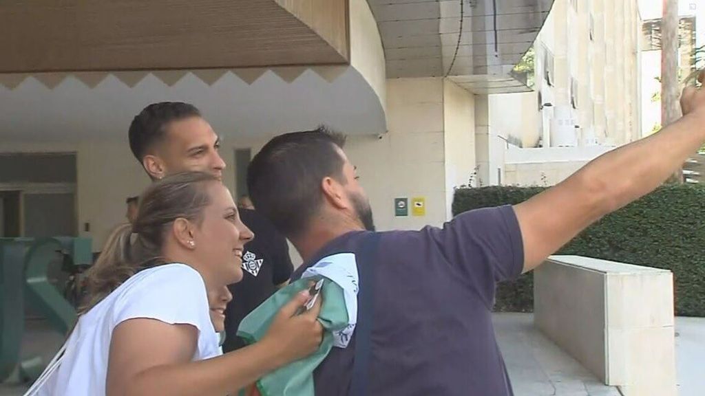 Un sevillista le pide una foto a Antony en el recibimiento al Betis