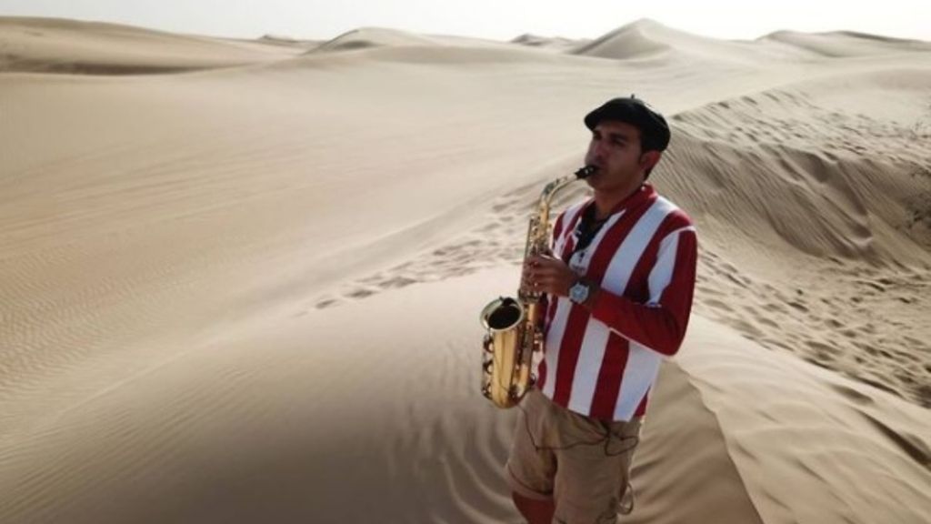 (Mediaset) El ‘shalalá’ suena en medio del desierto: un aficionado del Athletic saca la trompeta y se disfraza de Villalibre