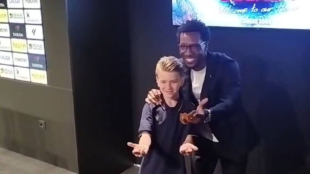 Sheraldo Becker presentado como nuevo jugador de la Real junto a su familia