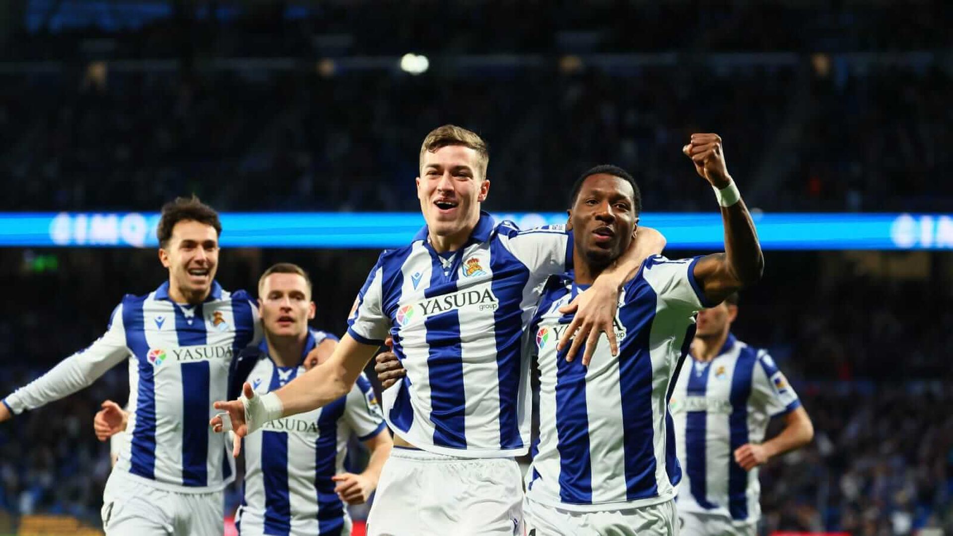 sheraldo_becker_y_luka_sucic_celebran_el_1_0__de_la_real_al_espanyol_foto_real_socieda.jpeg
