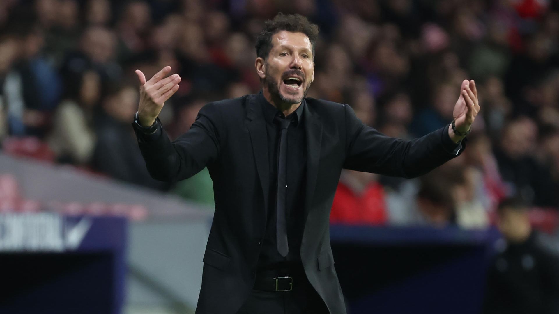 simeone_da_indicaciones_a_sus_jugadores_en_el_atletico_alaves.jpg