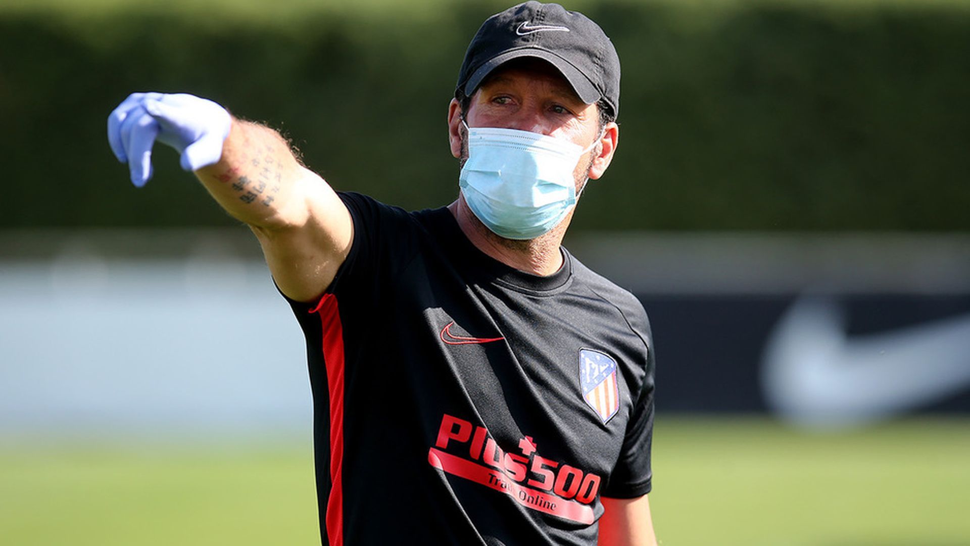 simeone_da_indicaciones_durante_una_sesion_foto_atm_001.jpg