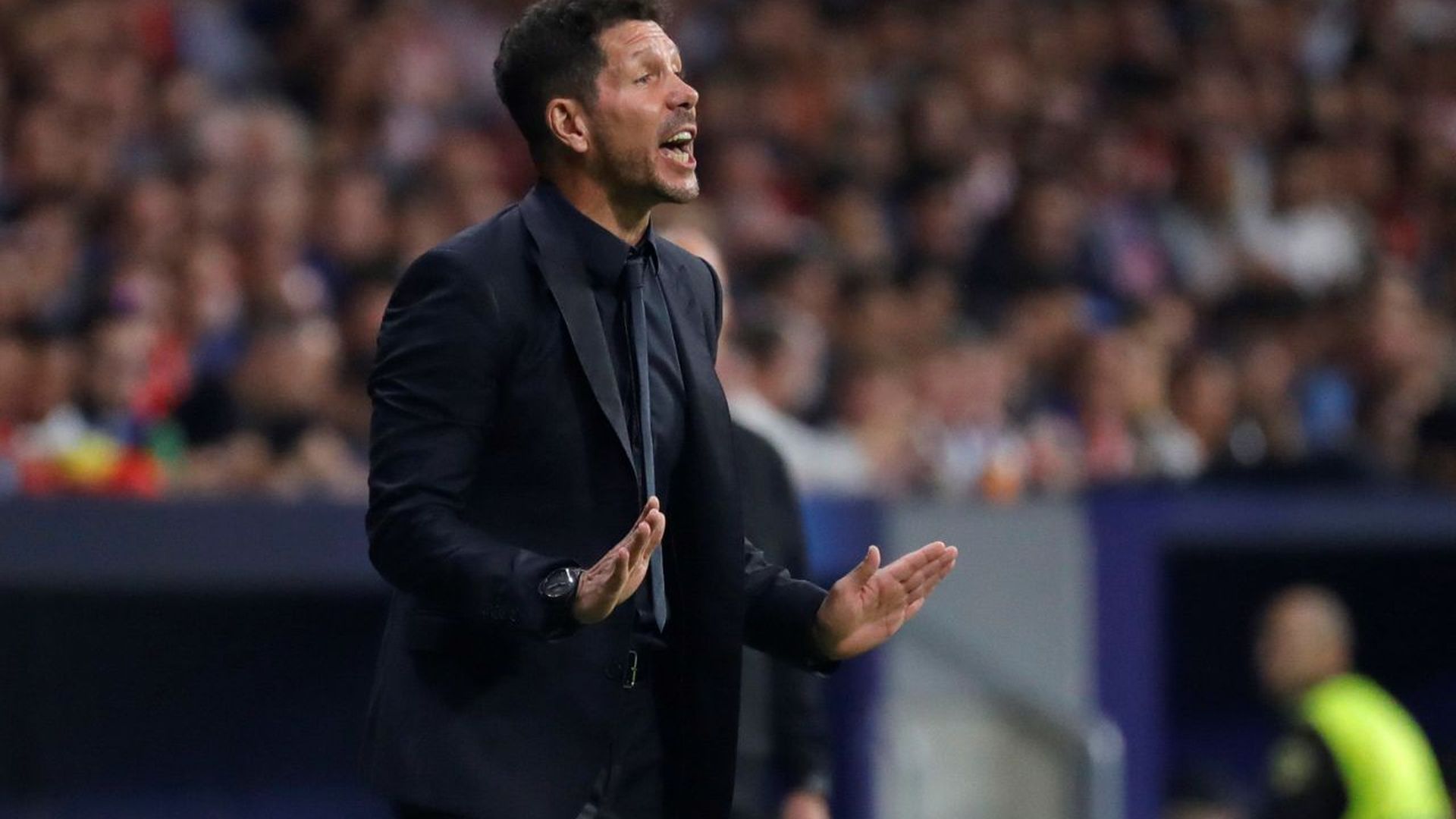 simeone_da_instrucciones_desde_la_banda_001.jpg simeone_da_instrucciones_desde_la_banda_001.jpg