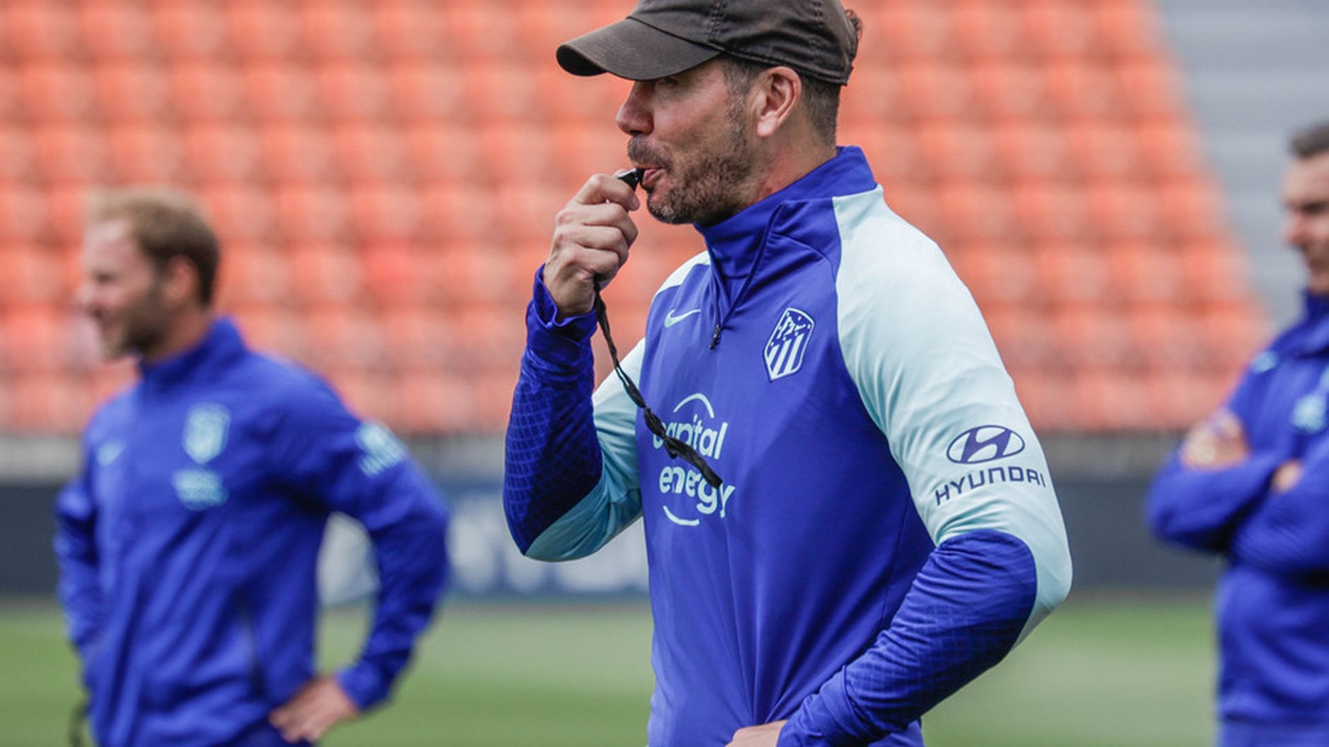 simeone_en_un_entrenamiento_con_el_atletico_de_madrid_foto_atm_001.jpg