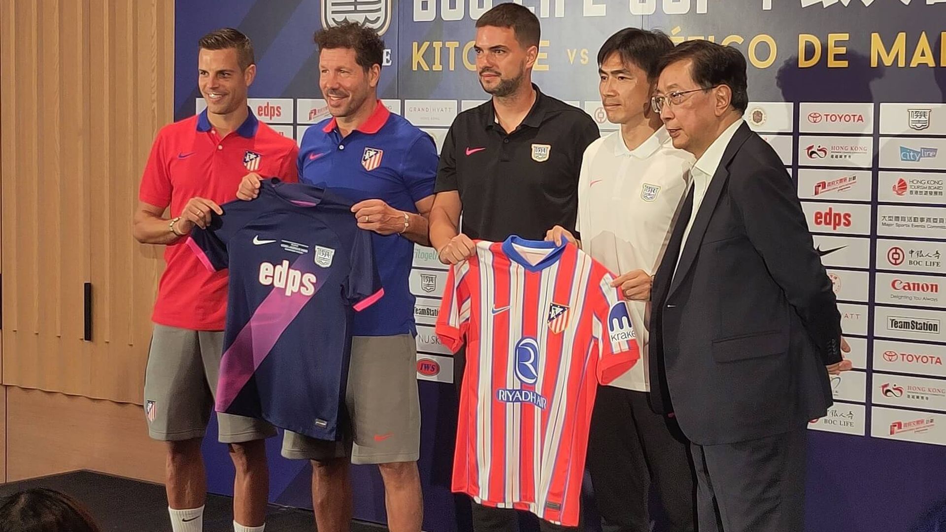 simeone_junto_a_azpilicueta_en_hong_kong.jpg