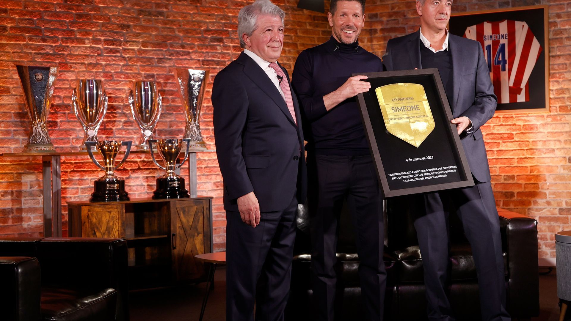 simeone_recibe_un_obsequio_junto_a_cerezo_y_gil_marin_foto_atm__001.jpg