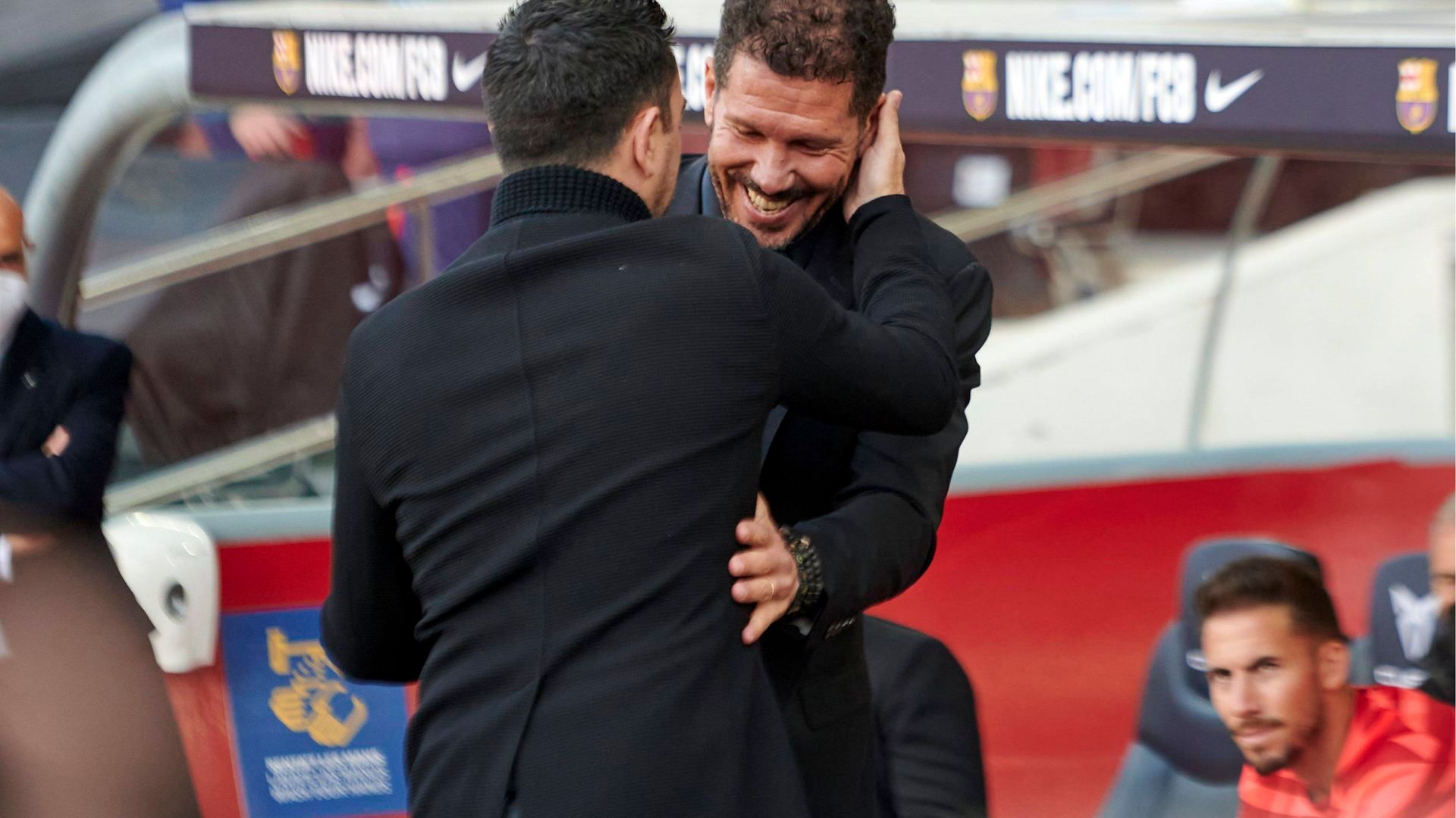 simeone_saluda_a_xavi_hernandez_en_el_camp_nou_foto_cordon_press_001.jpg