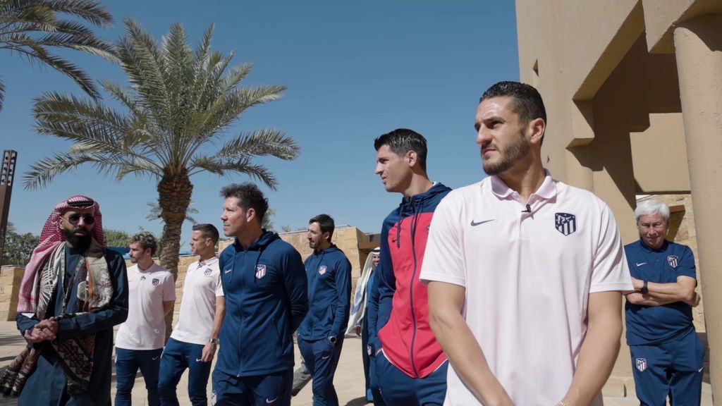 Simeone y parte de la expedición rojiblanca hacen turismo en Diriyah en la previa de la Supercopa de España