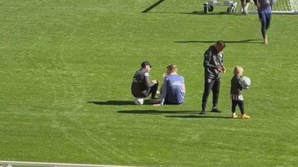 La charla entre Simoene y Sorloth en el entrenamiento del Atlético