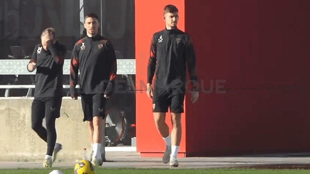 Kike Salas entrena con normalidad con el Sevilla