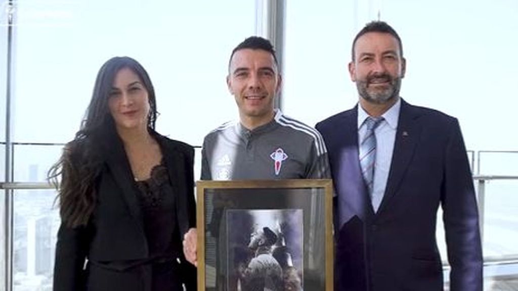 Iago Aspas recoge en el Burj Khalifa de Dubái el MVP AIX de la temporada