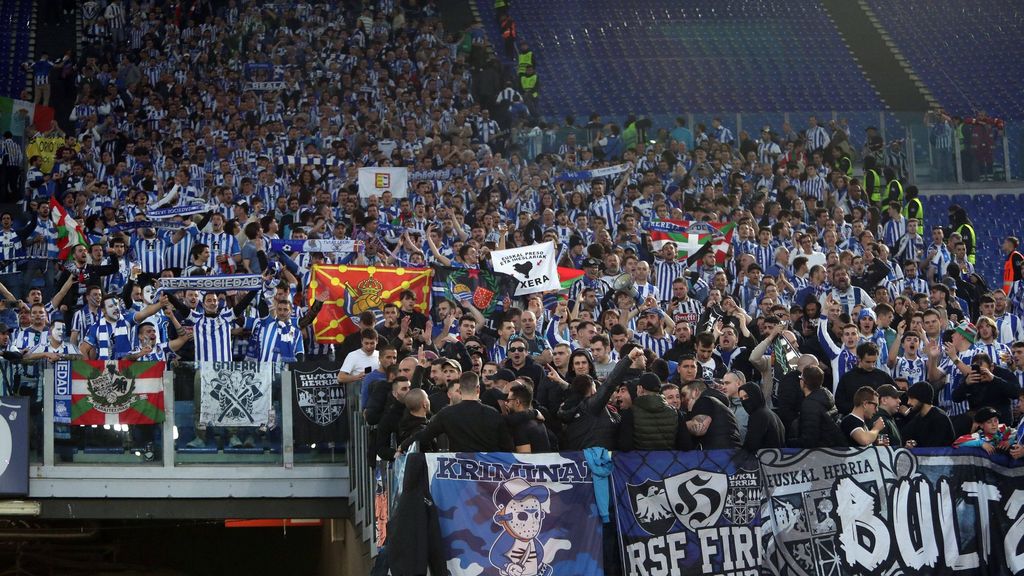 El intercambio de aplausos entre las aficiones de Roma y Real Sociedad tras el partido