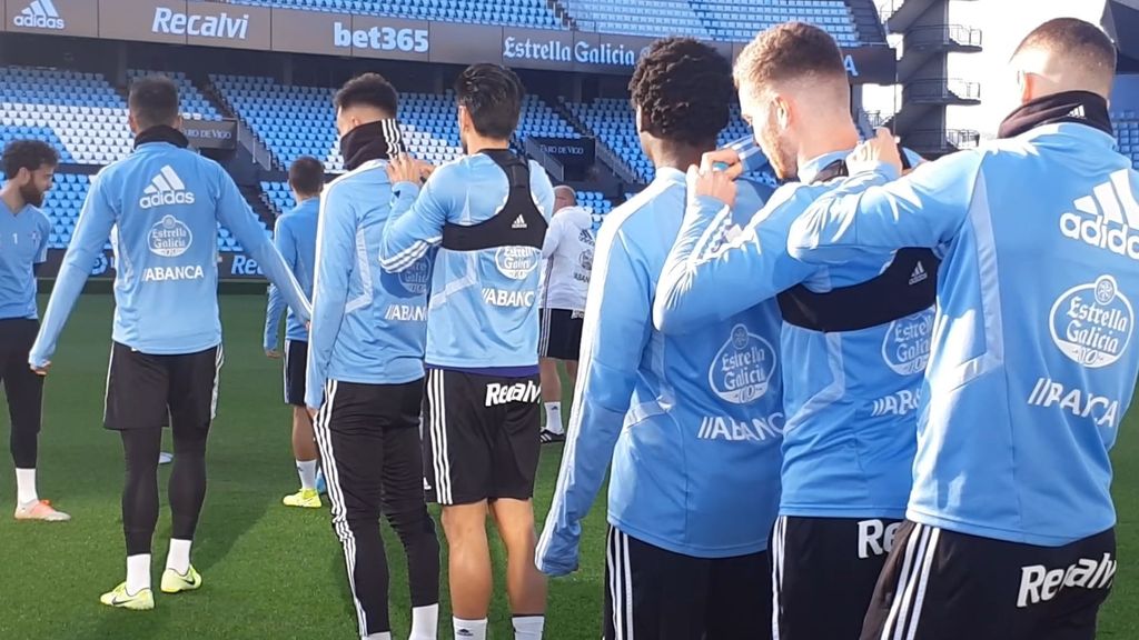 Pione Sisto vacila a Araujo en el entrenamiento