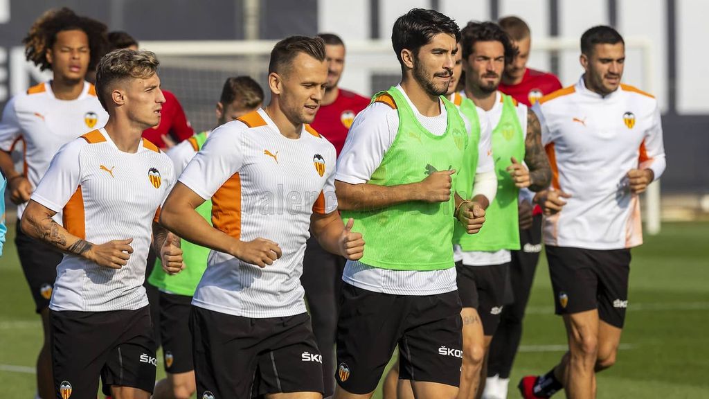 Entrenamiento del Valencia: Soler, Gayà y Cheryshev, altas para el Camp Nou