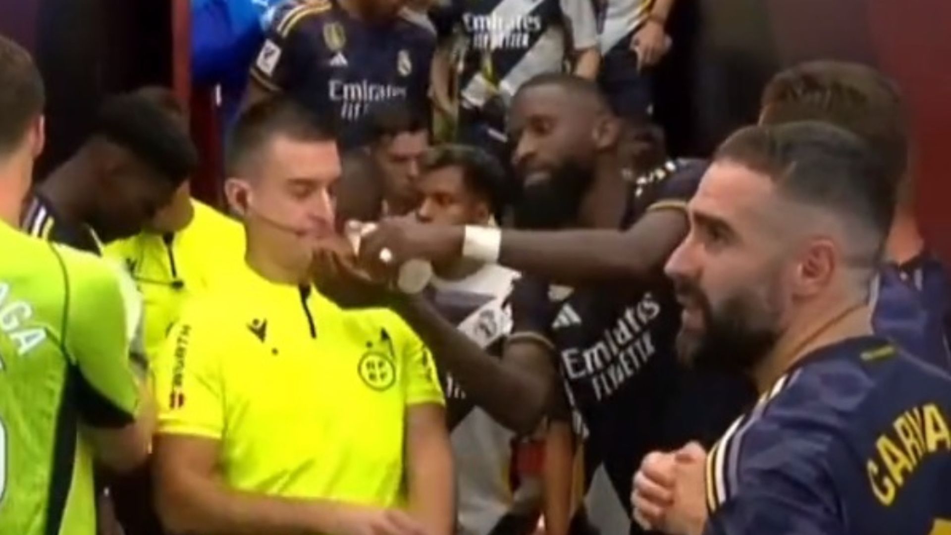 solo_el_le_puede_hacer_esto_al_arbitro____rudiguer_haciendo_cosas_de_rudiguer___.jpg solo_el_le_puede_hacer_esto_al_arbitro____rudiguer_haciendo_cosas_de_rudiguer___.jpg