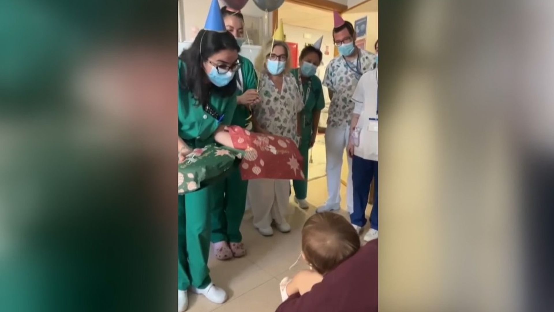 Sorpresa a una bebé que ha cumplido un año en el hospital Reina Sofia de Córdoba