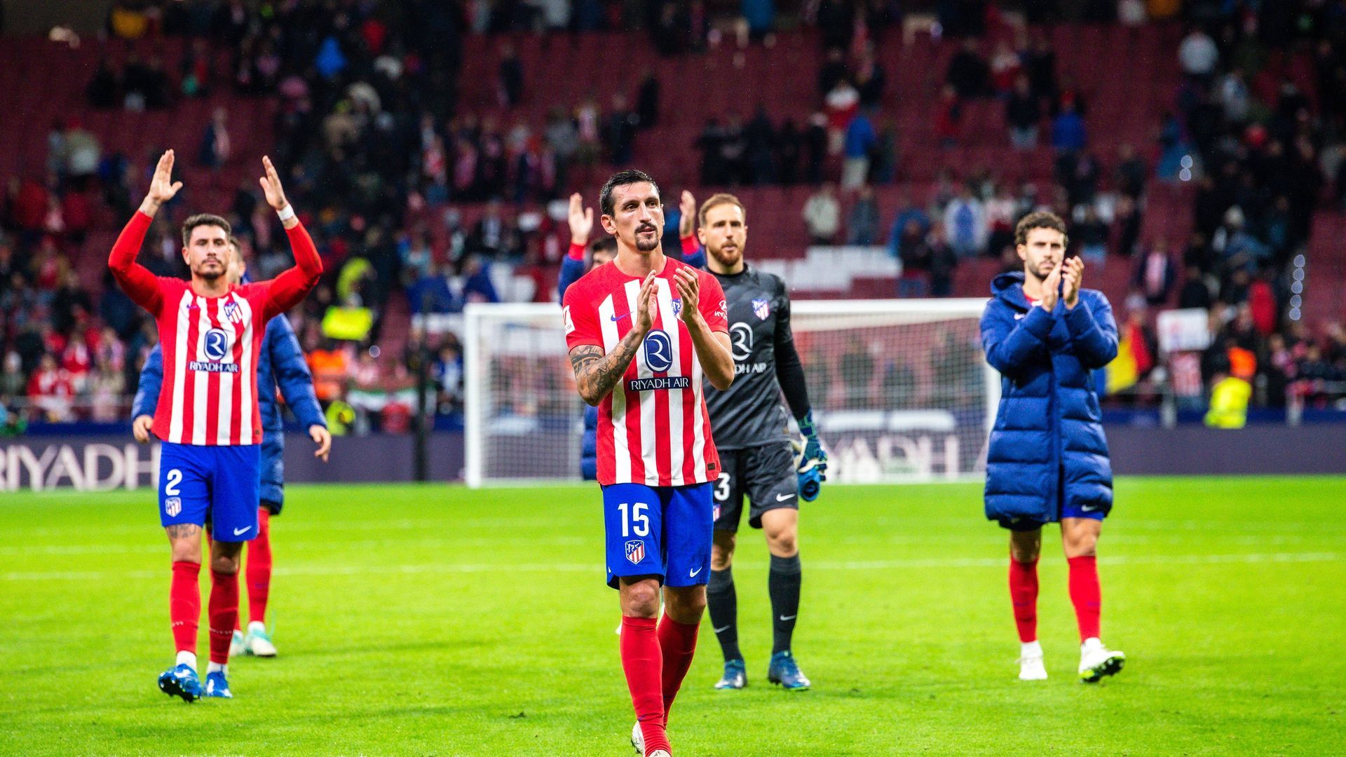 stefan_savic_aplaudiendo_en_el_metropolitano_tras_el_atletico_alaves_foto_cordon_press_001.jpg