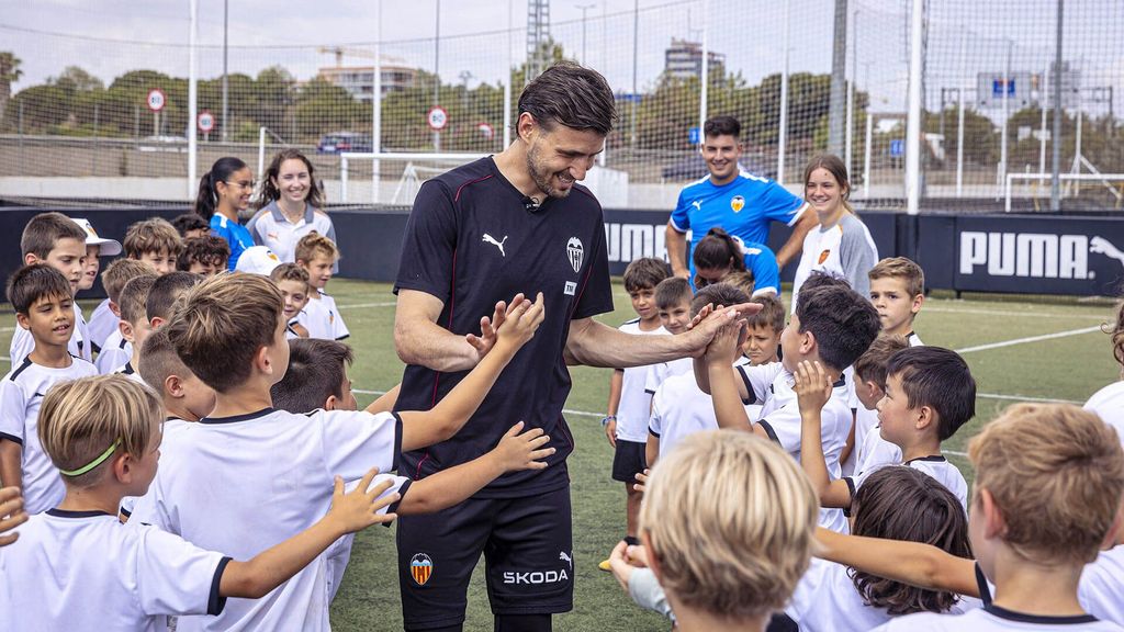 Stole Dimitrievski visita el Campus de Verano del Valencia CF