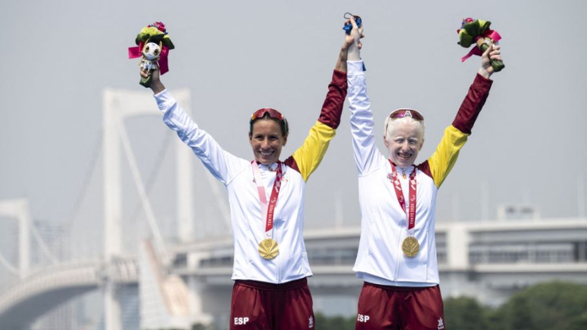 susana_rodriguez_y_sara_loehr_sonrien_tras_recibir_el_oro_en_tokio.PNG