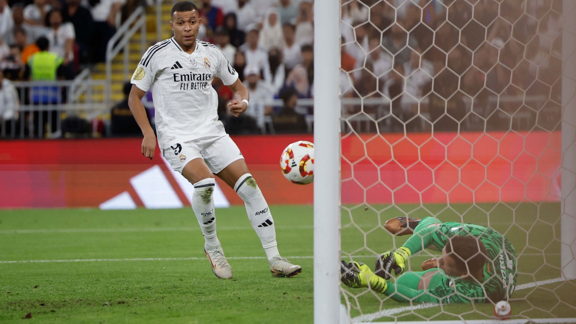 szcz__sny_y_mbappe_durante_el_real_madrid_barcelona_foto_efe_001.jpg szcz__sny_y_mbappe_durante_el_real_madrid_barcelona_foto_efe_001.jpg