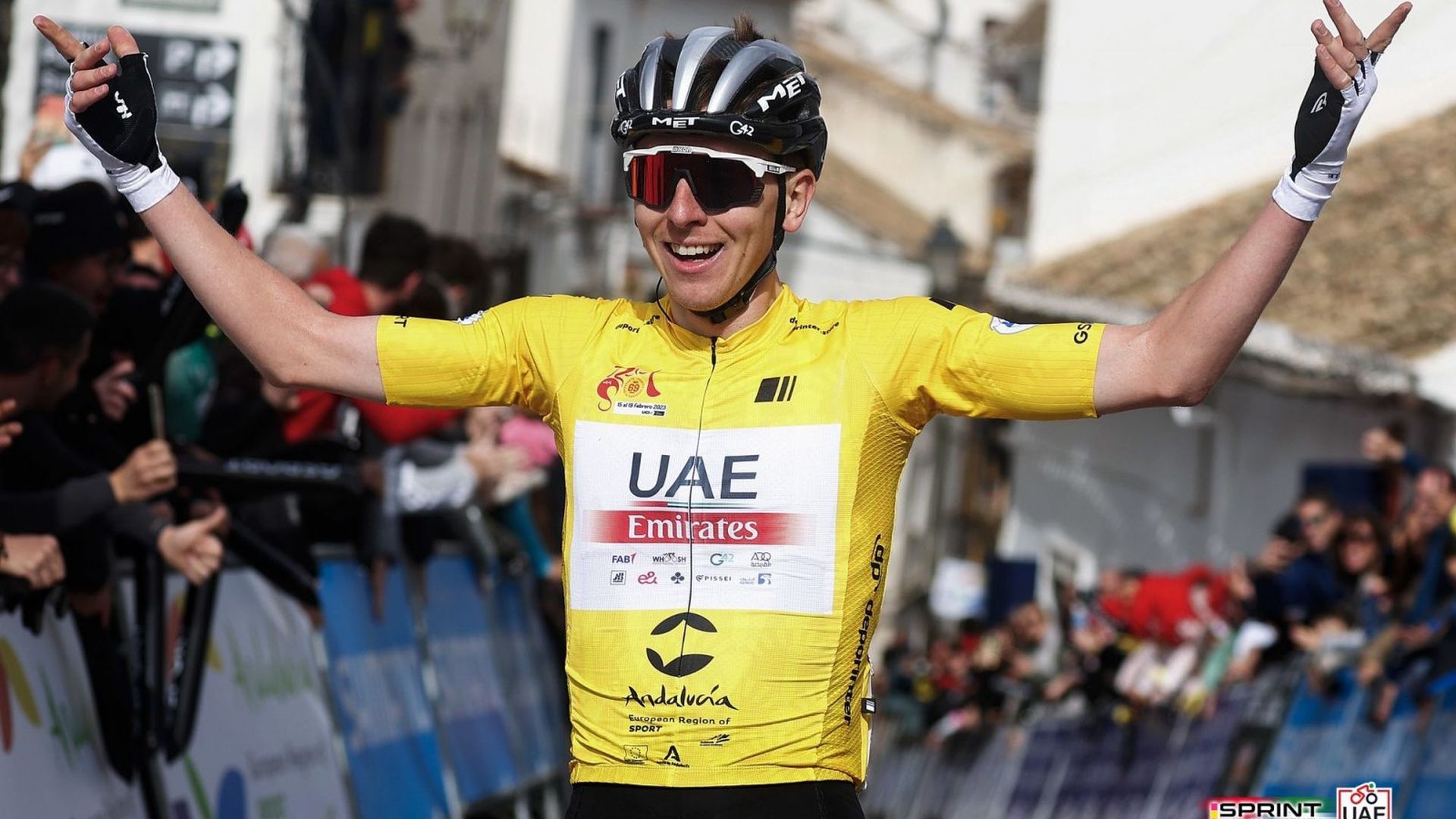 tadej_pogacar_celebrando_la_cuarta_etapa_de_la_ruta_del_sol_foto_uae_001.jpeg