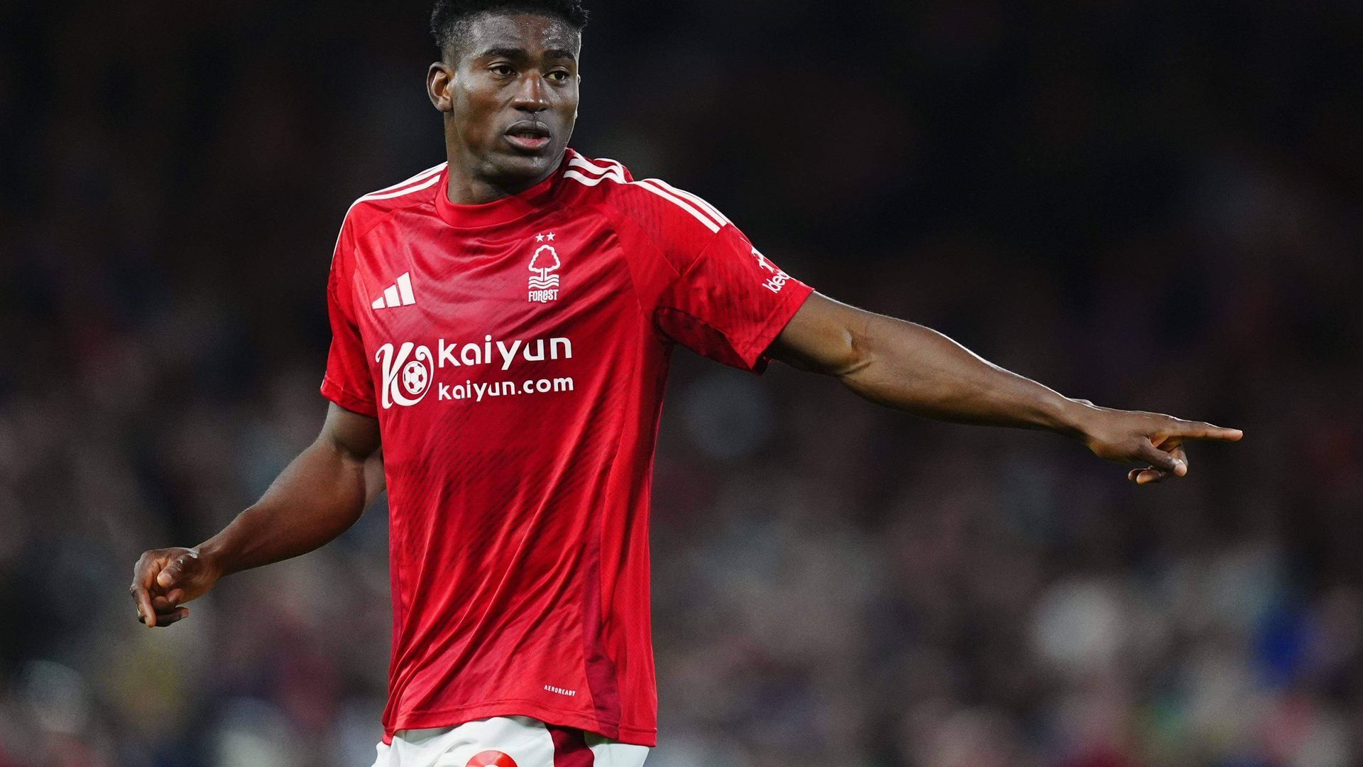 taiwo_awoniyi_en_un_partido_del_nottingham_foto_cordon_press.jpg