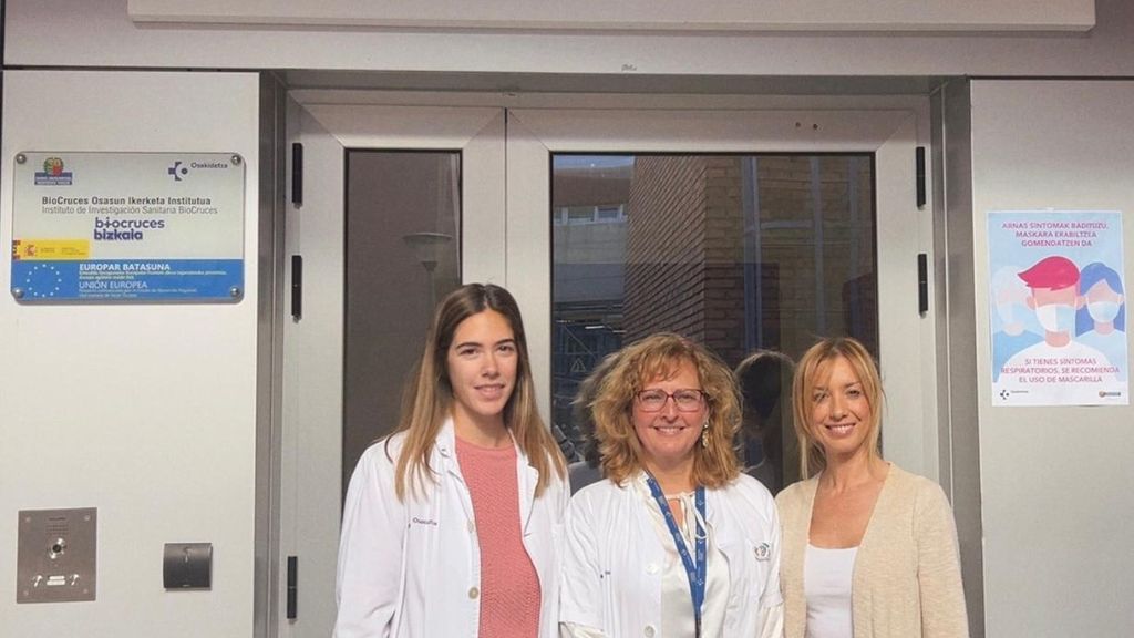 Tamara, Marian y Jaione posan en BioBizkaia