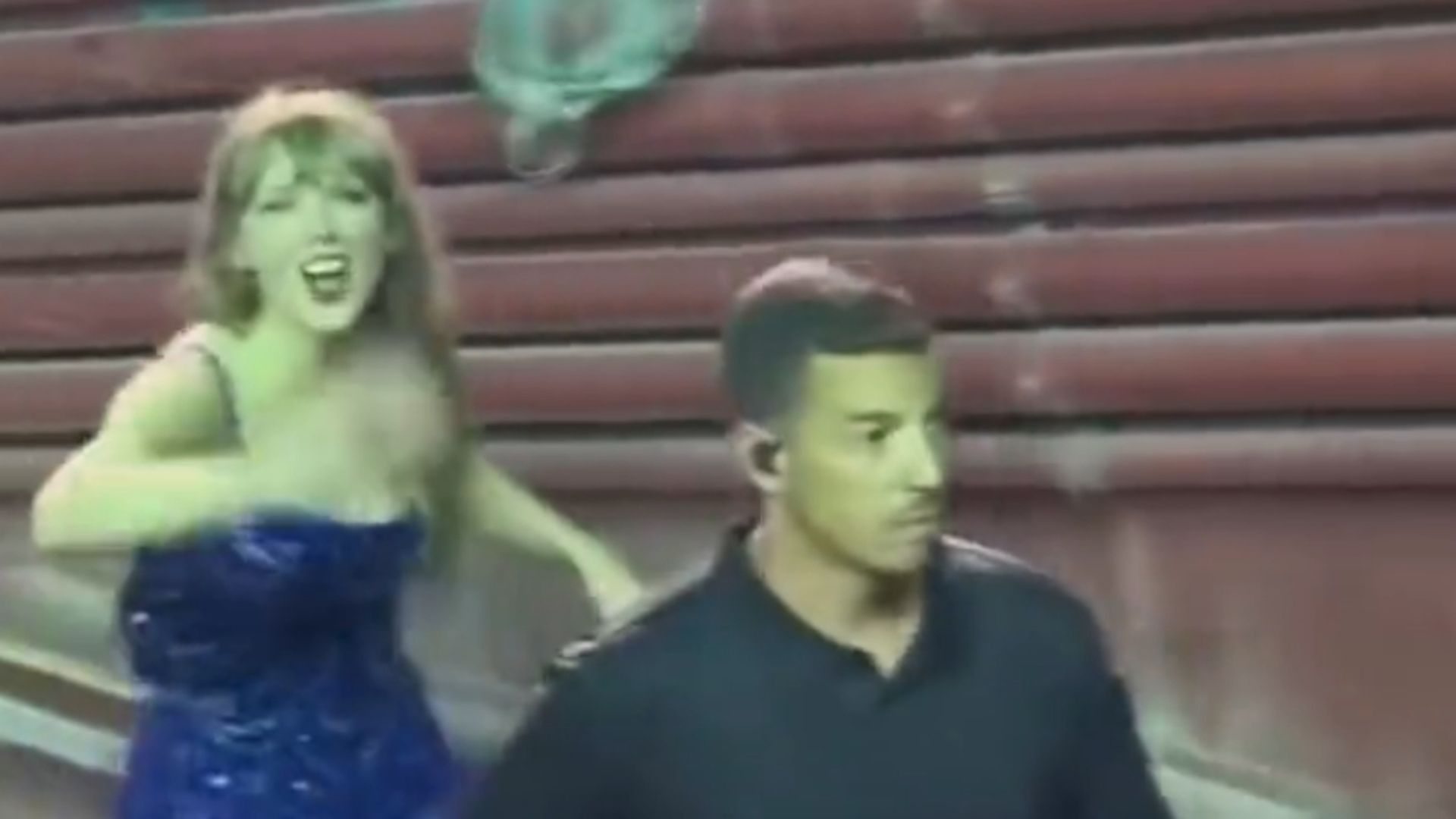 taylor_swift_junto_al_guardasepsladas__alertanews24_001.jpg
