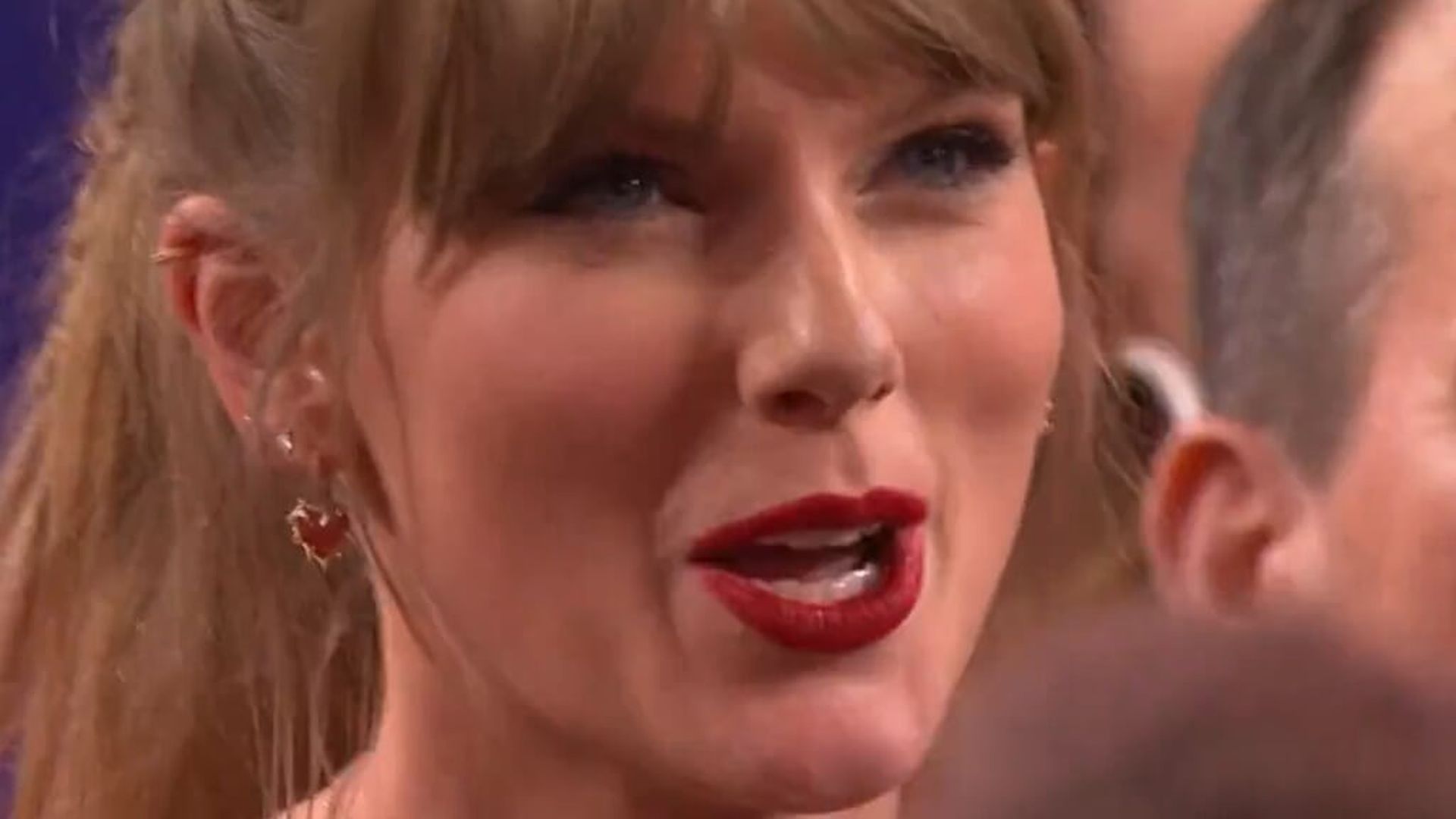 taylor_swift_sorprendida_por_la_celebracion_de_travis_kelce.jpg