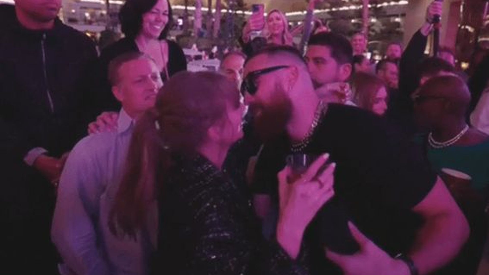 taylor_swift_y_travis_kelce_en_el_afterparty_de_la_super_bowl_2024.png