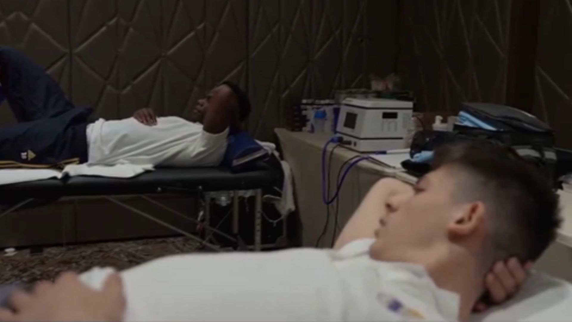 tchouameni_y_arda_guler_en_el_vestuiario_del_real_madrid___madridismoreai_001.jpg tchouameni_y_arda_guler_en_el_vestuiario_del_real_madrid___madridismoreai_001.jpg