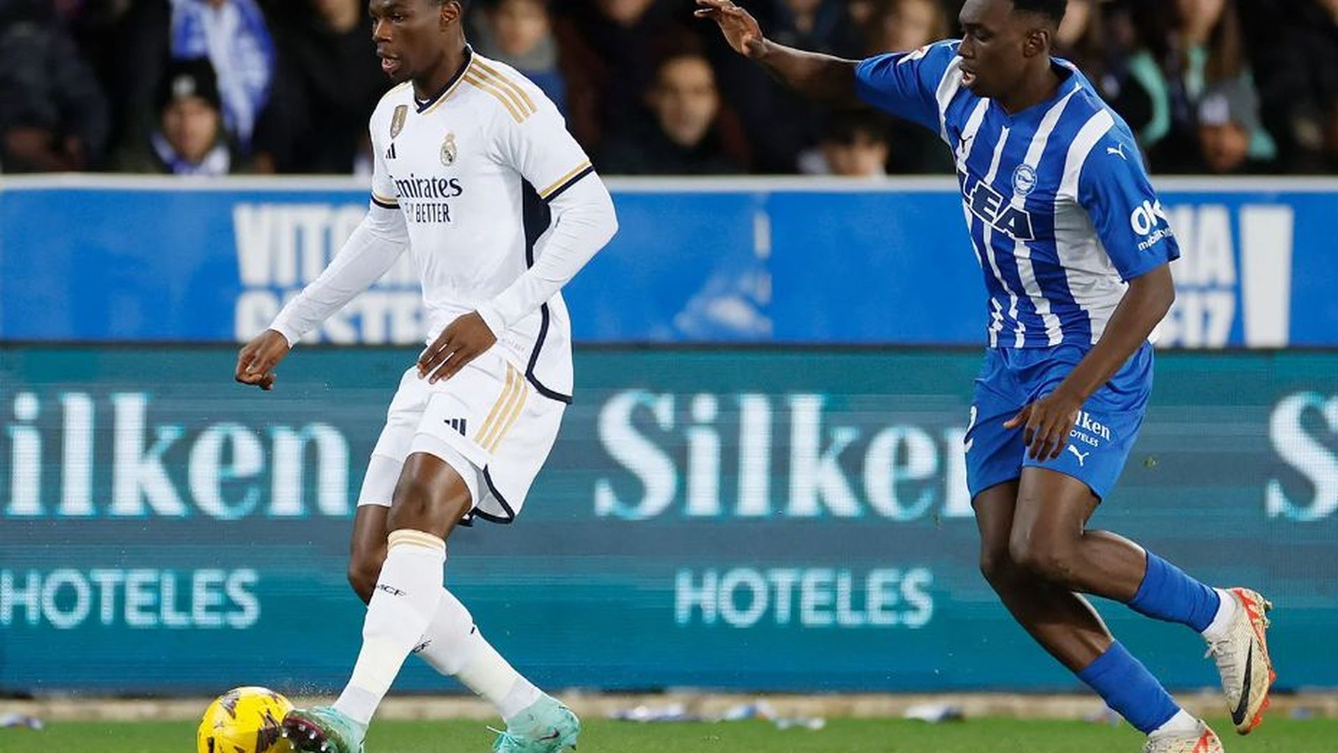 tchouameni_y_samu_omordion_pelean_un_balon_en_el_alaves_real_madrid_foto_rm_001.png tchouameni_y_samu_omordion_pelean_un_balon_en_el_alaves_real_madrid_foto_rm_001.png