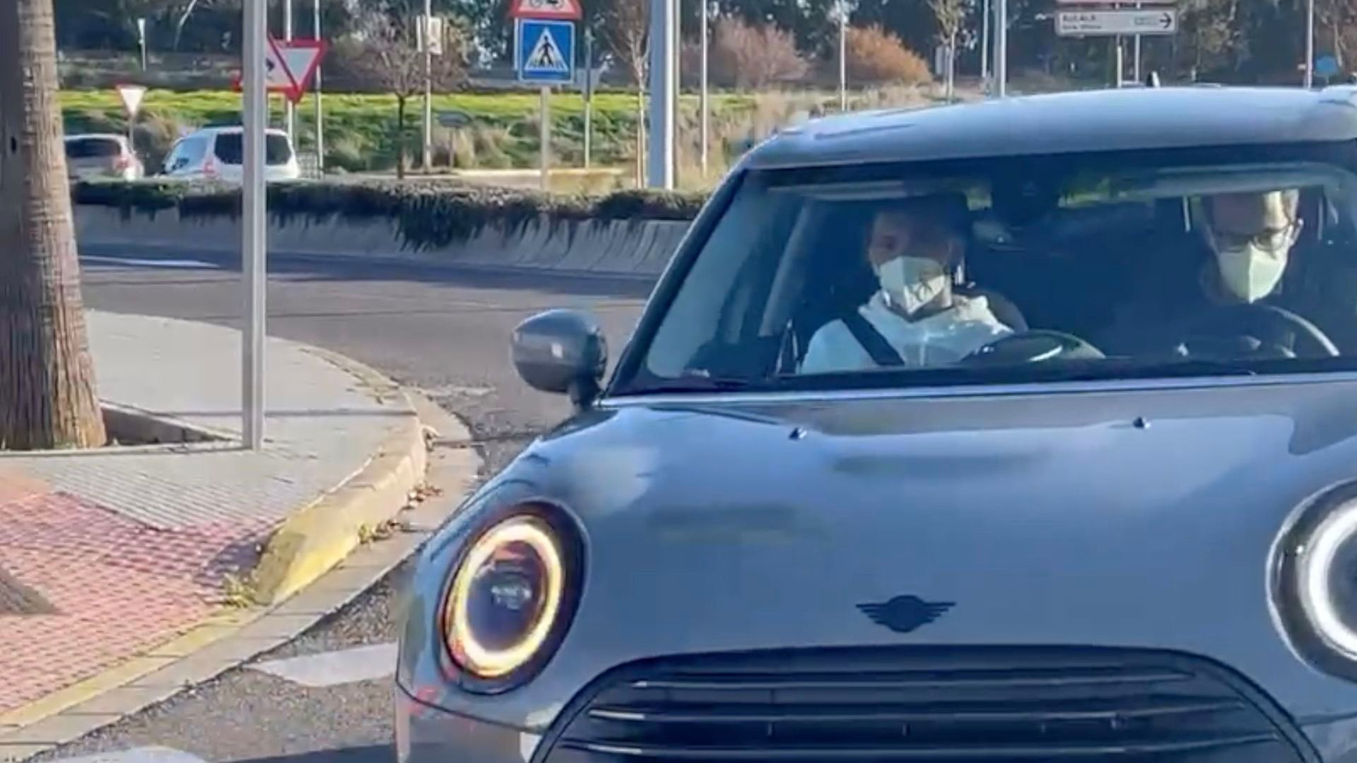 tecatito_llega_en_coche_a_la_ciudad_deportiva_sevillista_001.png