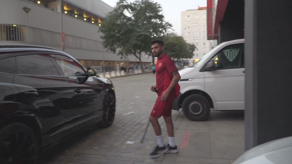 (MEDIASET) Sin escayola y con una muleta: Tecatito, presente en el primer entrenamiento de Sampaoli