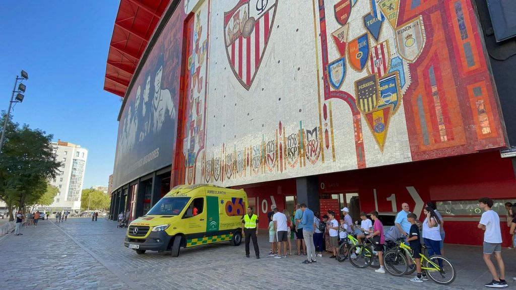 Tecatito Corona abandona en ambulancia el Sánchez-Pizjuán