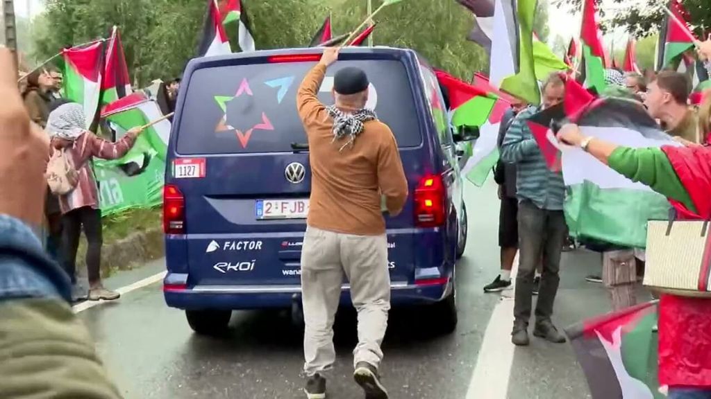 Tensión con el coche del Israel Premier-Tech al pasar por las concentraciones propalestinas en La Vuelta