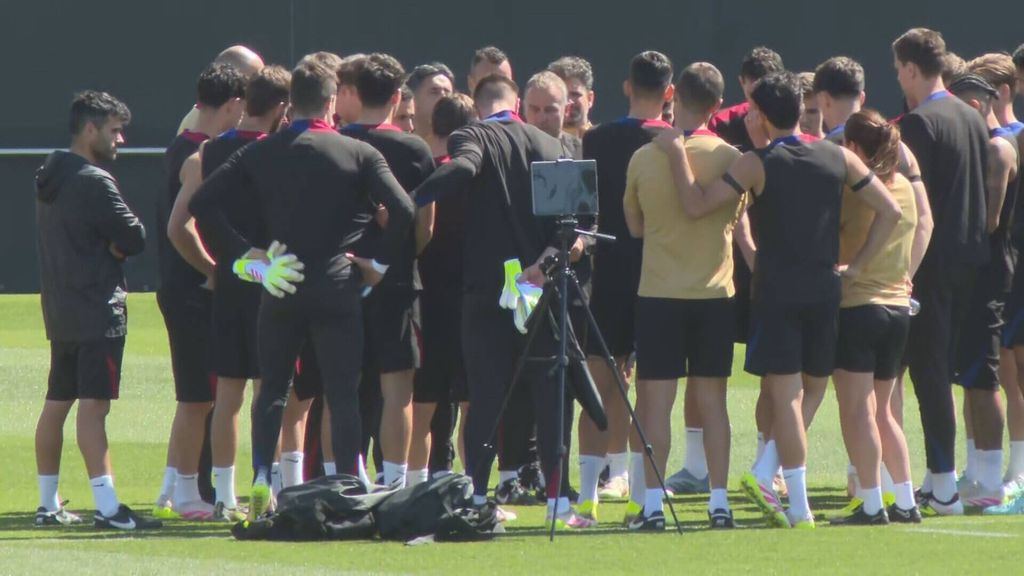 Ter Stegen intenta integrar a Iñaki Peña en la charla de Hansi Flick y éste se resiste