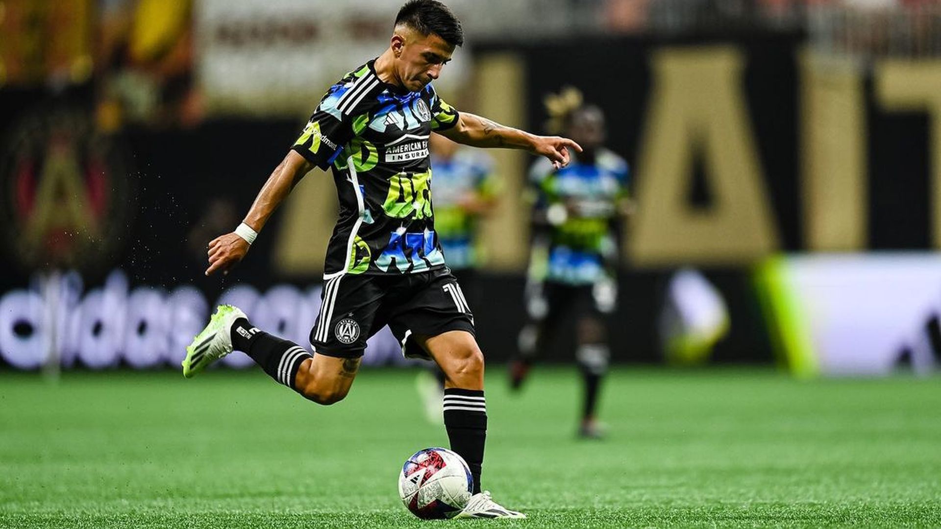 thiago_almada_jugando_con_la_camiseta_del_atlanta_001.jpg thiago_almada_jugando_con_la_camiseta_del_atlanta_001.jpg