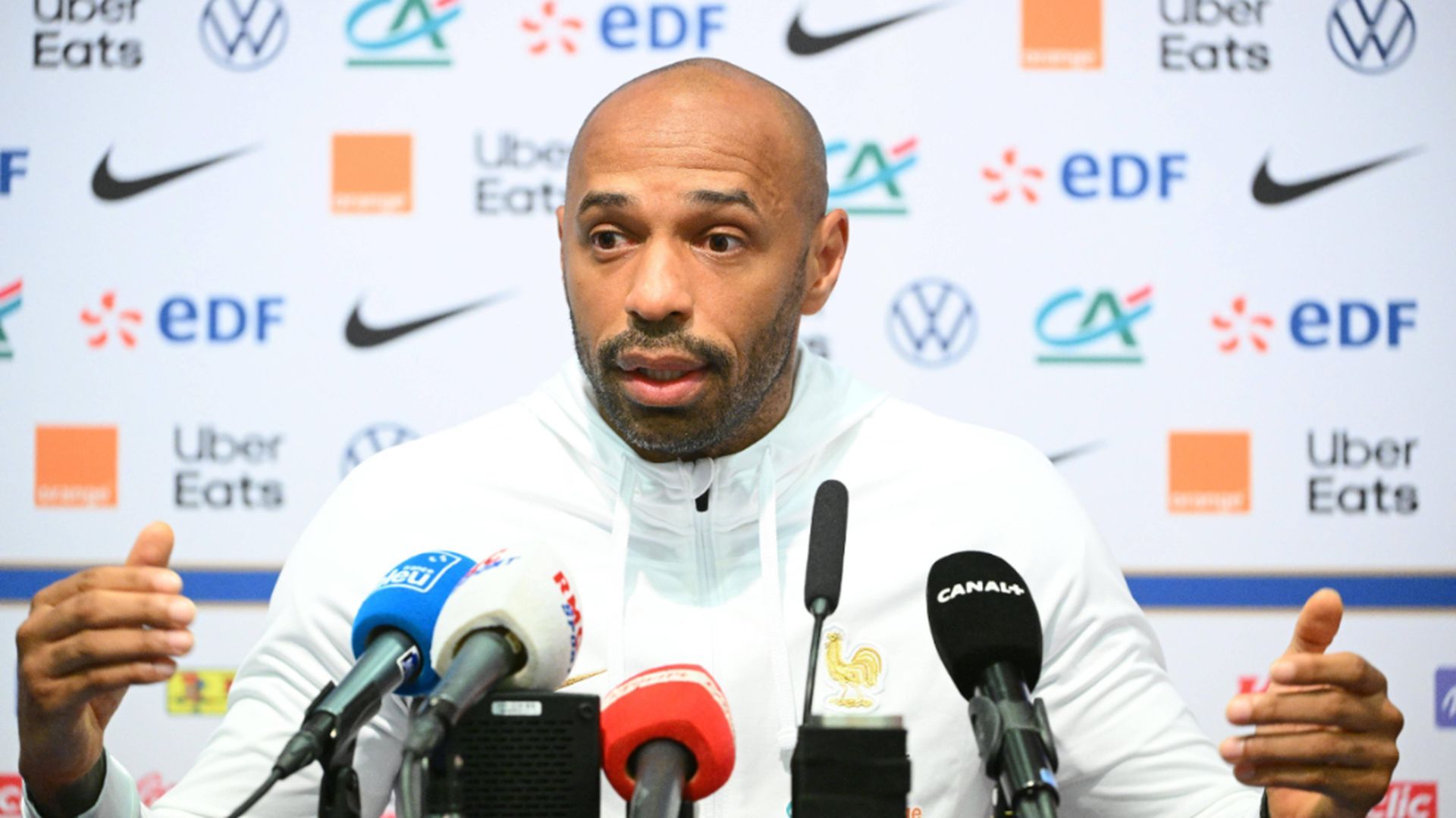 thierry_henry_habla_durante_una_rueda_de_prensa_sobre_la_importancia_de_la_salud_menta_001.jpg