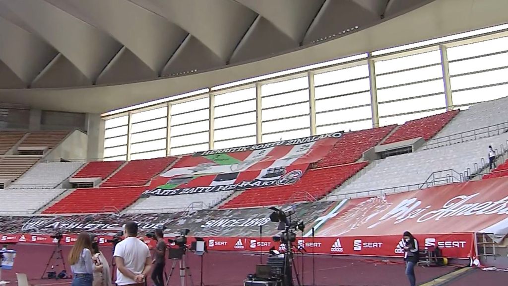 (MEDIASET) Sin grada pero con tifos: Así se han engalanado los fondos de la final donde deberían estar los hinchas