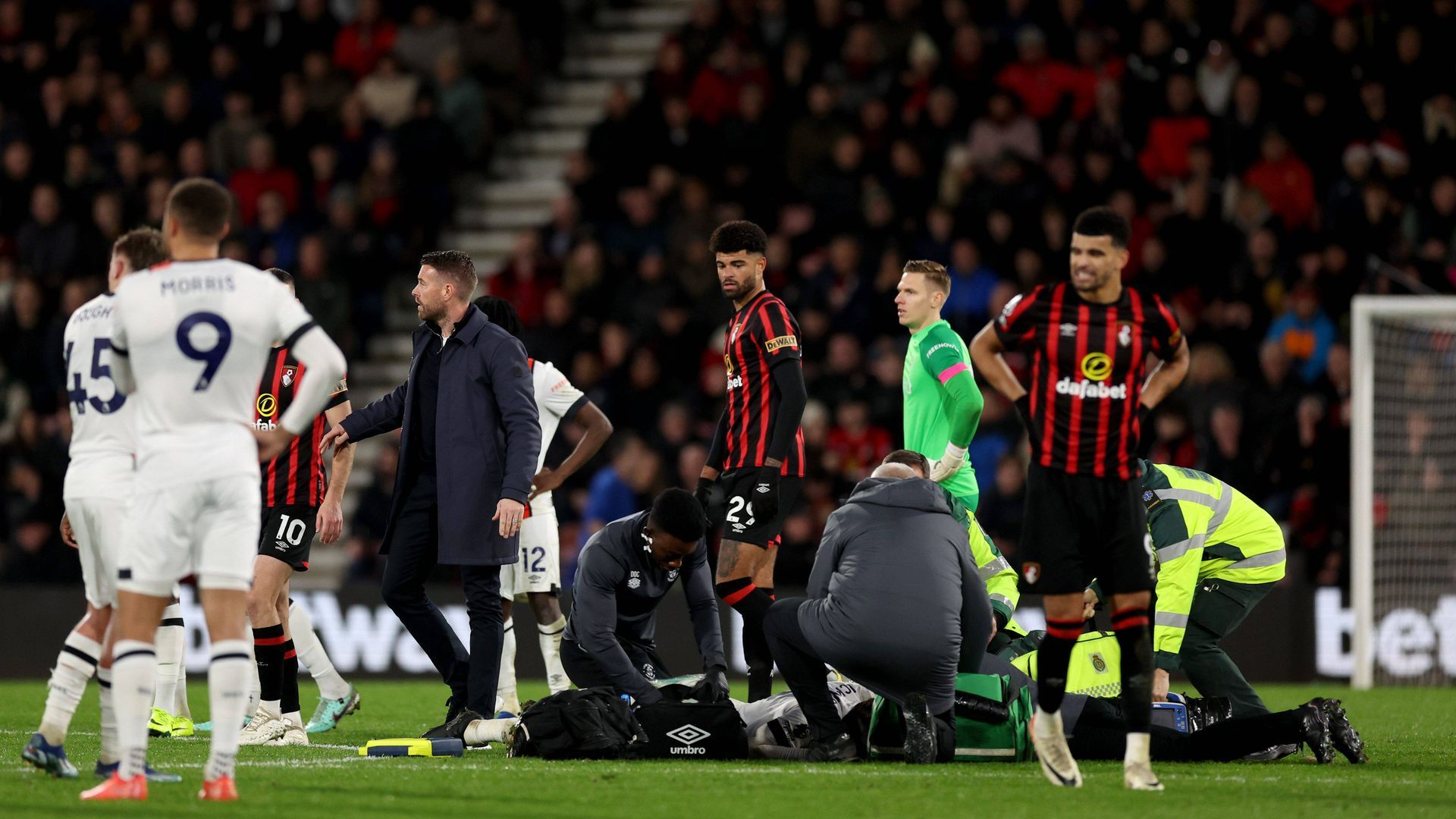 tom_lockyer_recibe_asistencia_medica_durante_el_partido_del_bournemouth_luton.jpg tom_lockyer_recibe_asistencia_medica_durante_el_partido_del_bournemouth_luton.jpg