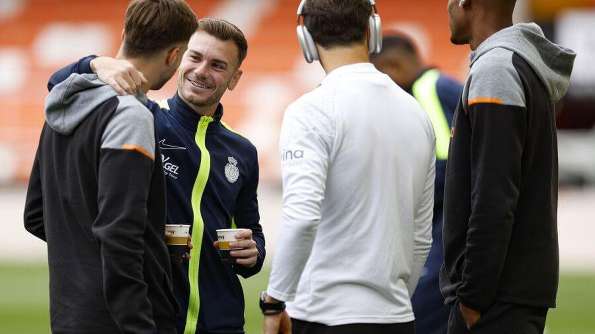 toni_lato_saluda_a_varios_excompaneros_del_valenciajpeg.jpeg toni_lato_saluda_a_varios_excompaneros_del_valenciajpeg.jpeg