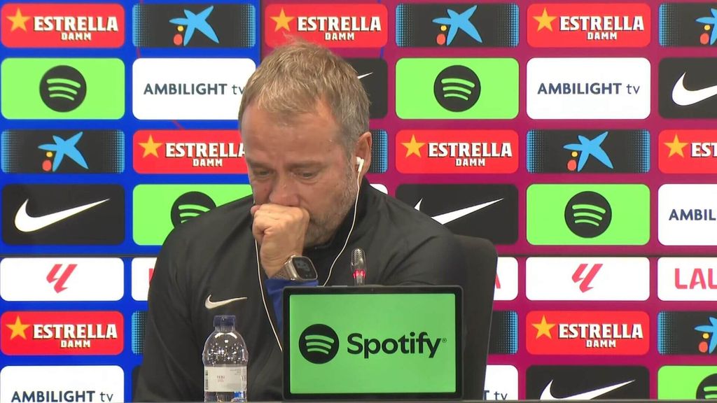 Hansi Flick sufre un ataque de tos en plena rueda de prensa