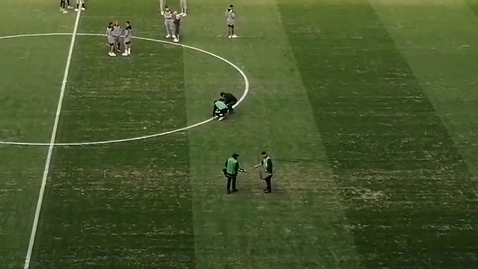 trabajos_de_ultima_hora_sobre_el_cesped_de_balaidos.jpg trabajos_de_ultima_hora_sobre_el_cesped_de_balaidos.jpg