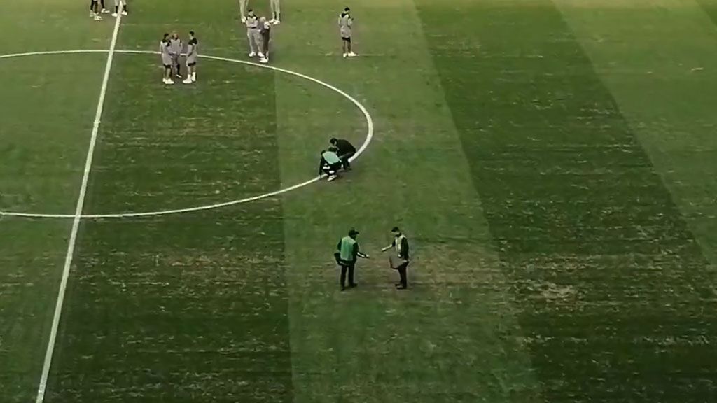 Trabajos de última hora sobre el césped de Balaídos antes del Celta - Girona