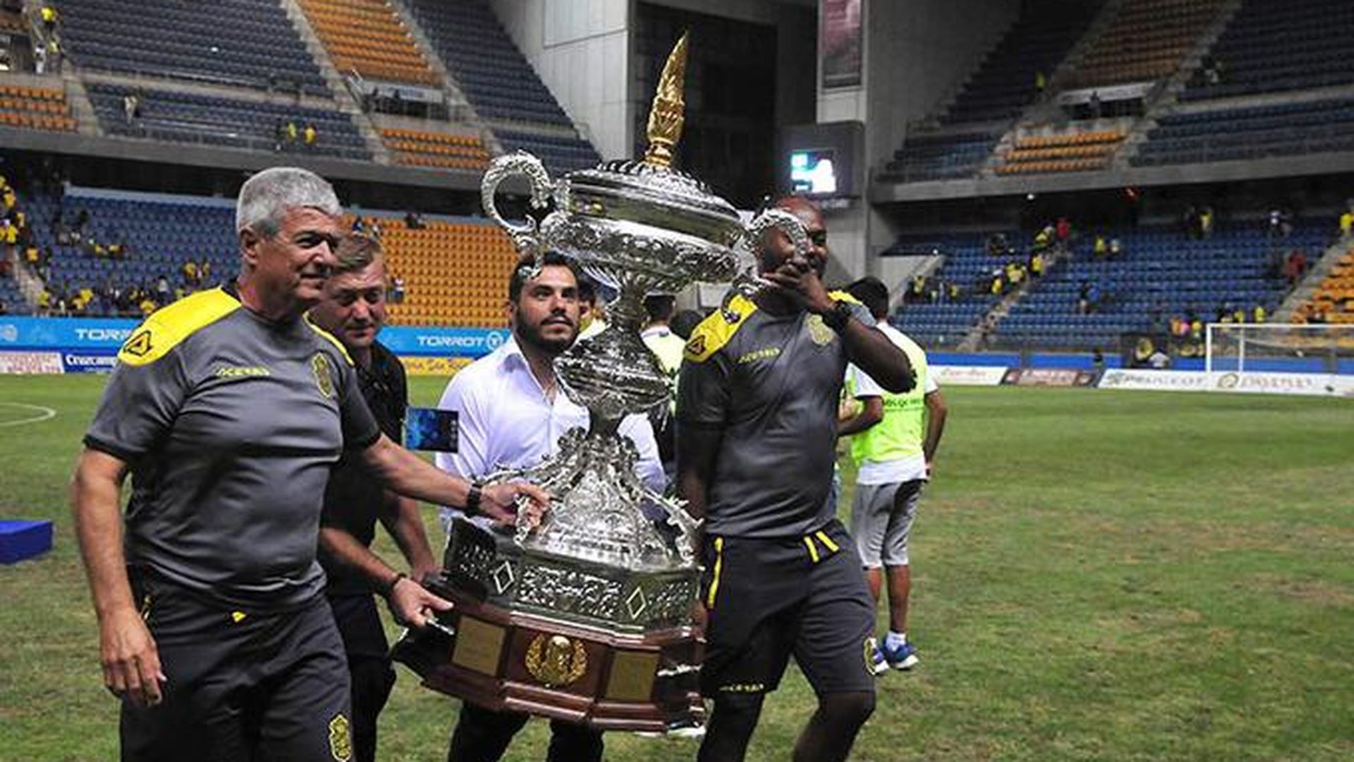 trofeo_001.jpg trofeo_001.jpg