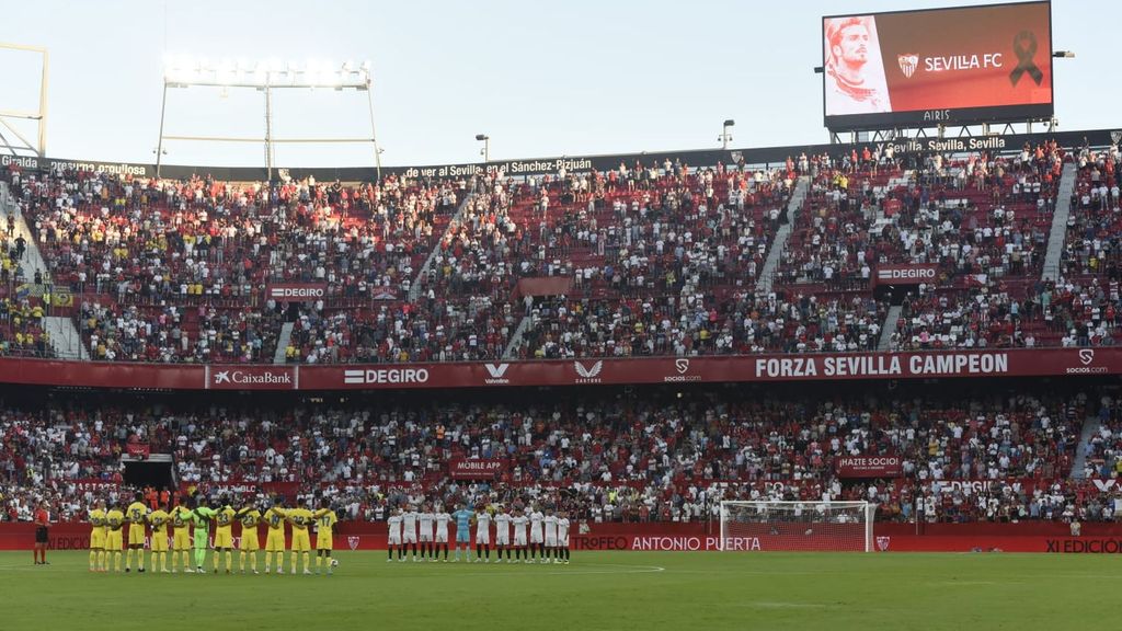 Suena 'Amarguras' en el minuto de silencio del Trofeo Antonio Puerta 2022 entre el Sevilla y el Cádiz
