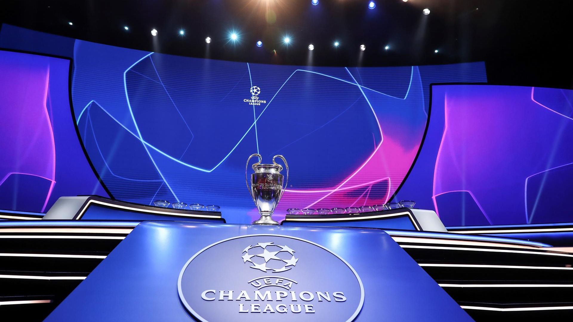 trofeo_de_la_champions_en_la_ceremonia_del_sorteo_de_la_fase_de_grupos.jpeg