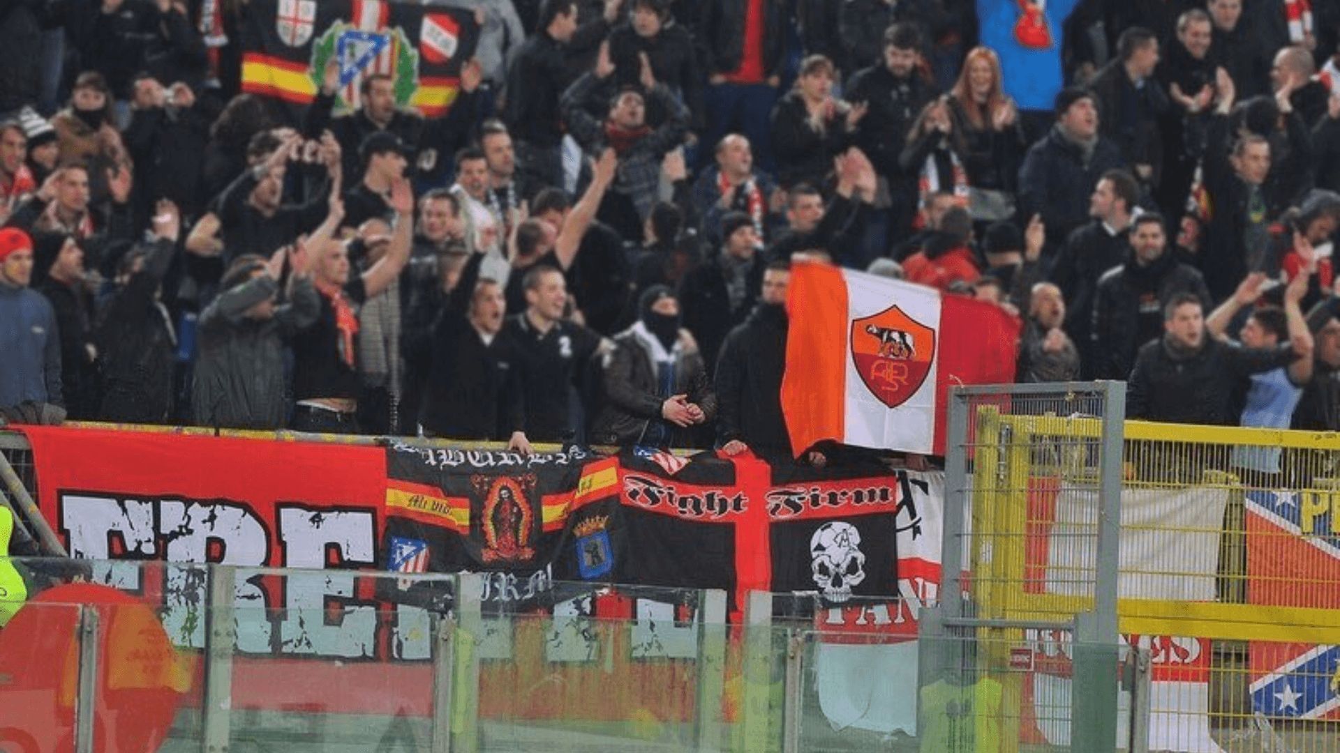 ultras_del_atletico_de_madrid_con_banderas_de_la_roma.png ultras_del_atletico_de_madrid_con_banderas_de_la_roma.png