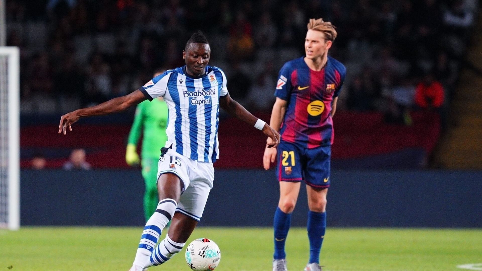 umar_sadiq_ante_frankie_de_jong_en_el_barcelona_real_sociedad_foto_laliga.jpg umar_sadiq_ante_frankie_de_jong_en_el_barcelona_real_sociedad_foto_laliga.jpg